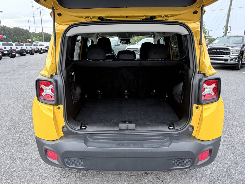 Used 2018 Jeep Renegade Latitude w/ Cold Weather Group FWD image 9