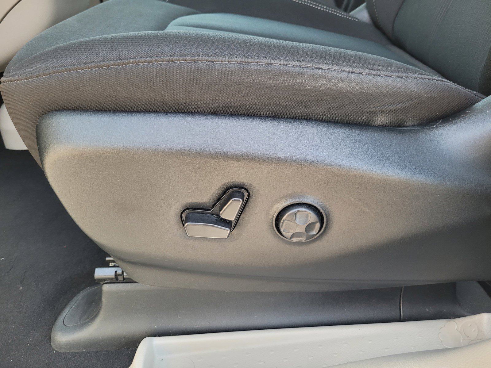 Used 2023 Chrysler Voyager LX FWD image 12