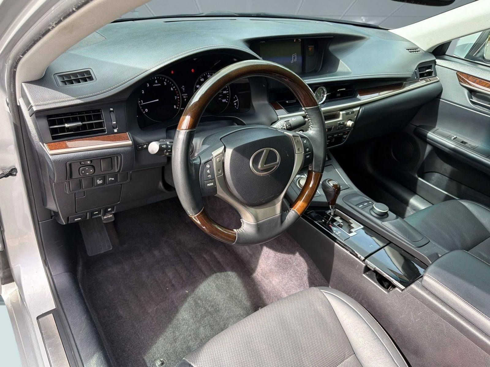 Used 2015 Lexus ES 350 w/ Premium Package FWD image 4