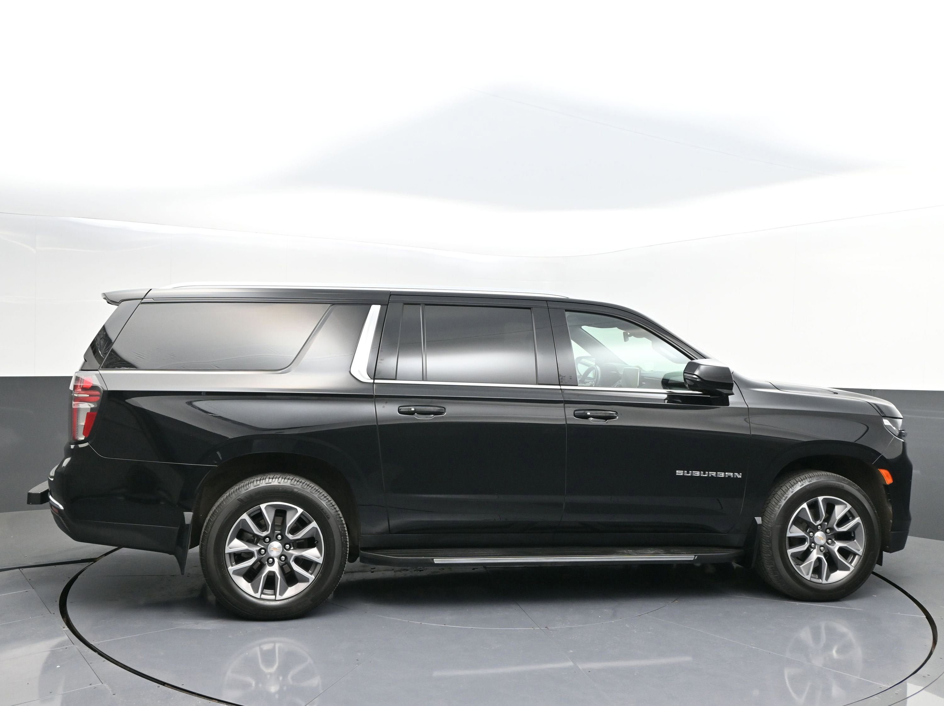 Used 2023 Chevrolet Suburban LT w/ Luxury Package AWD/4WD image 8