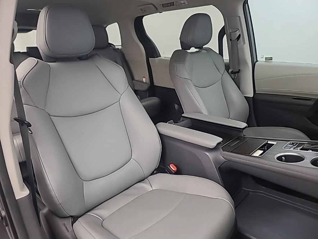 Used 2023 Toyota Sienna XLE AWD/4WD image 17