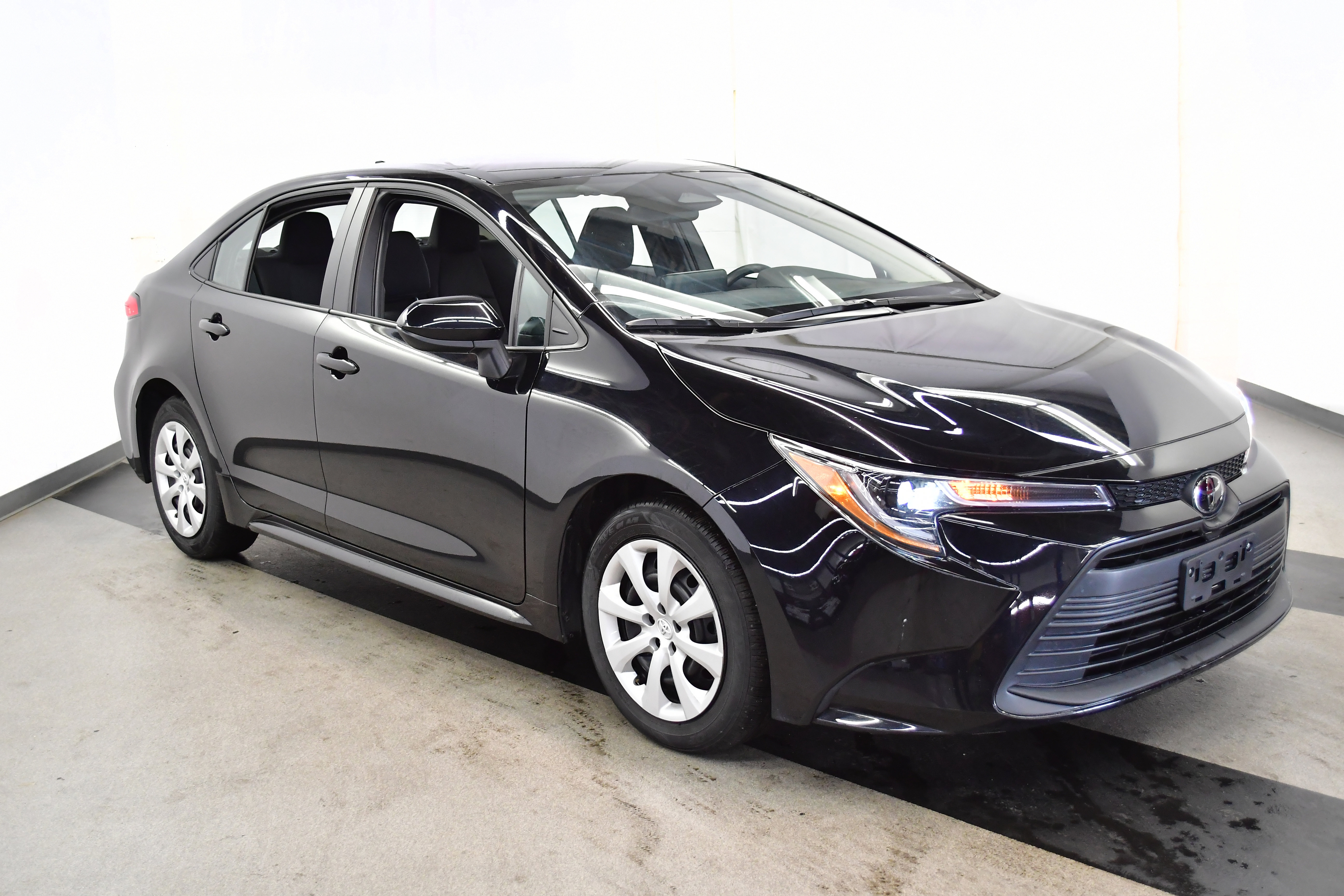 Used 2025 Toyota Corolla LE image 2