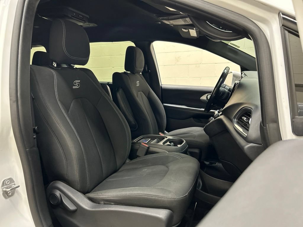 Used 2019 Chrysler Pacifica Touring Plus w/ S Appearance Package FWD image 12