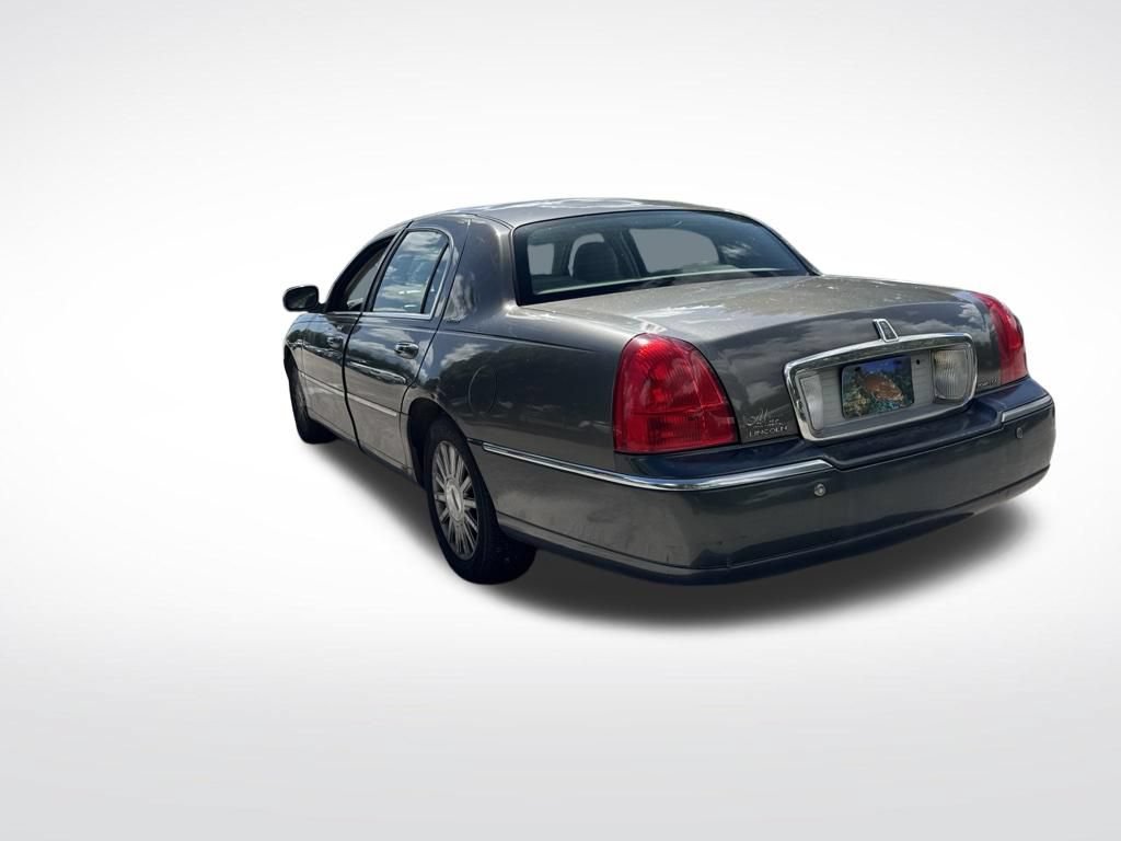 Used 2004 Lincoln Town Car Signature RWD image 6