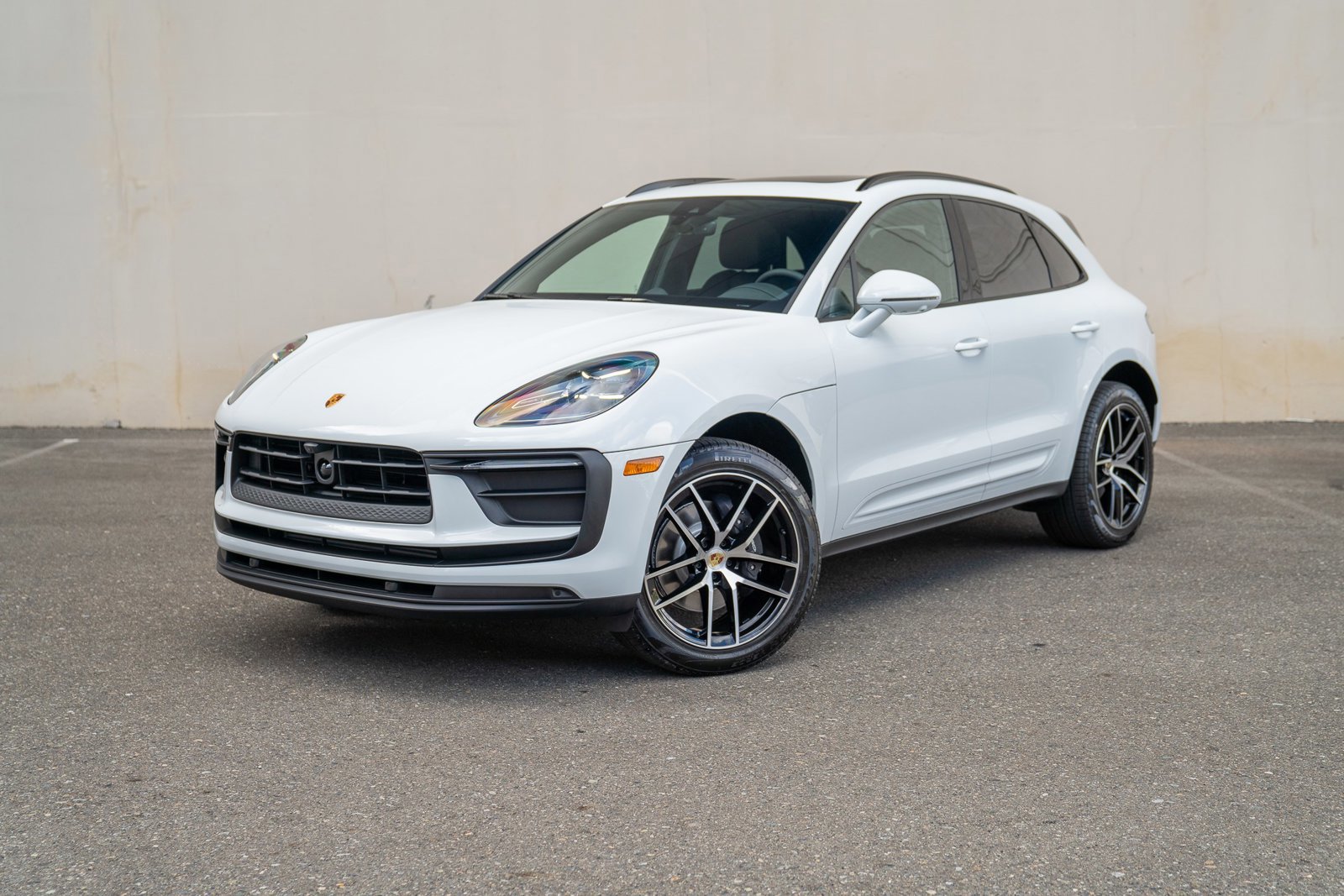 Certified 2025 Porsche Macan image 1