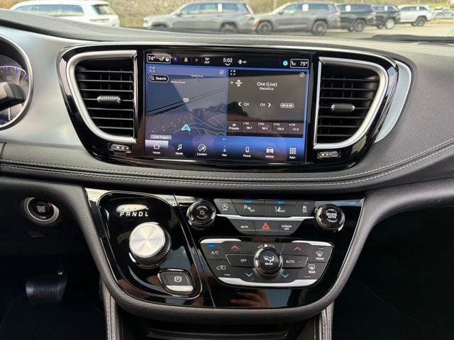 Used 2025 Chrysler Pacifica Limited image 19