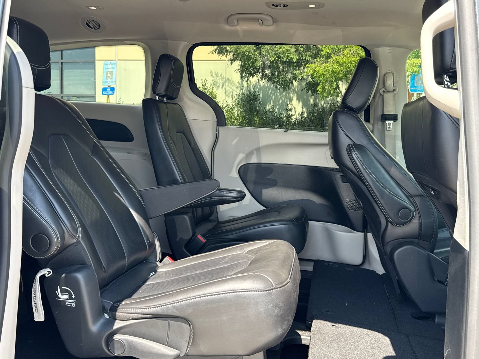 Used 2023 Chrysler Pacifica Touring-L FWD image 20