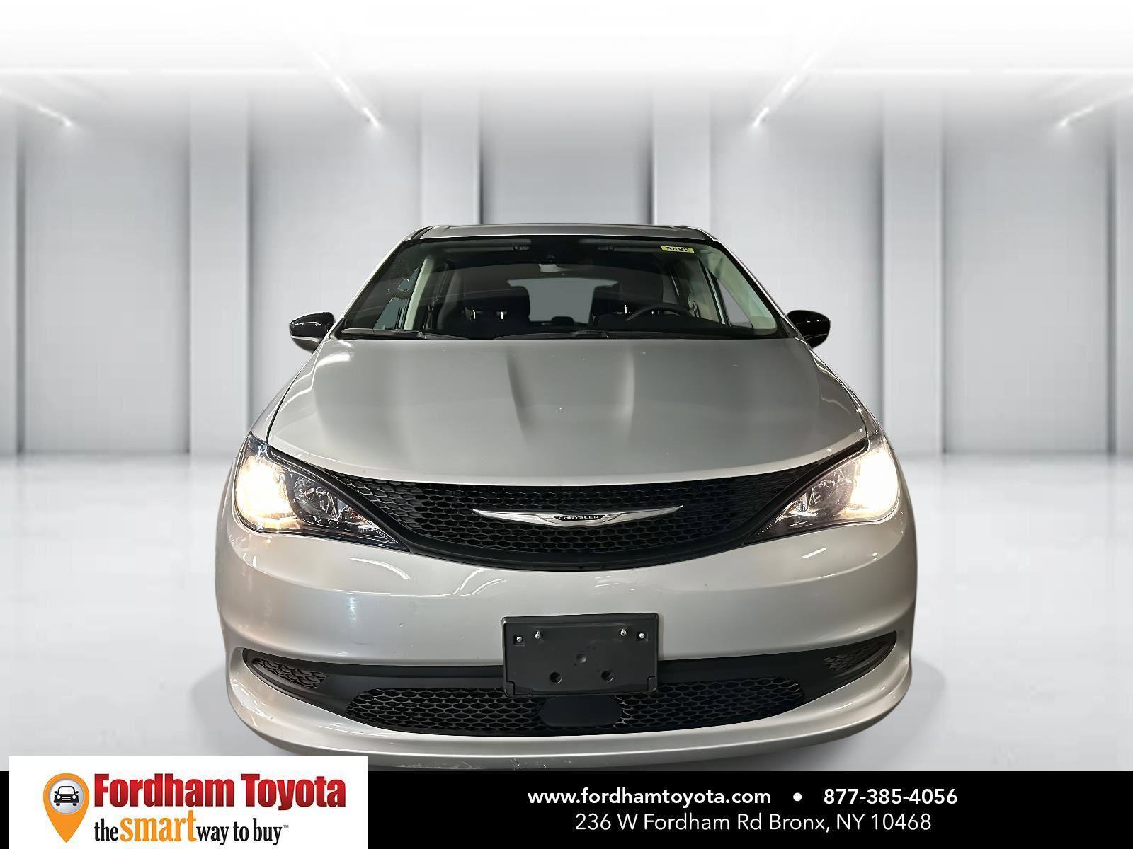 Used 2024 Chrysler Voyager LX image 7