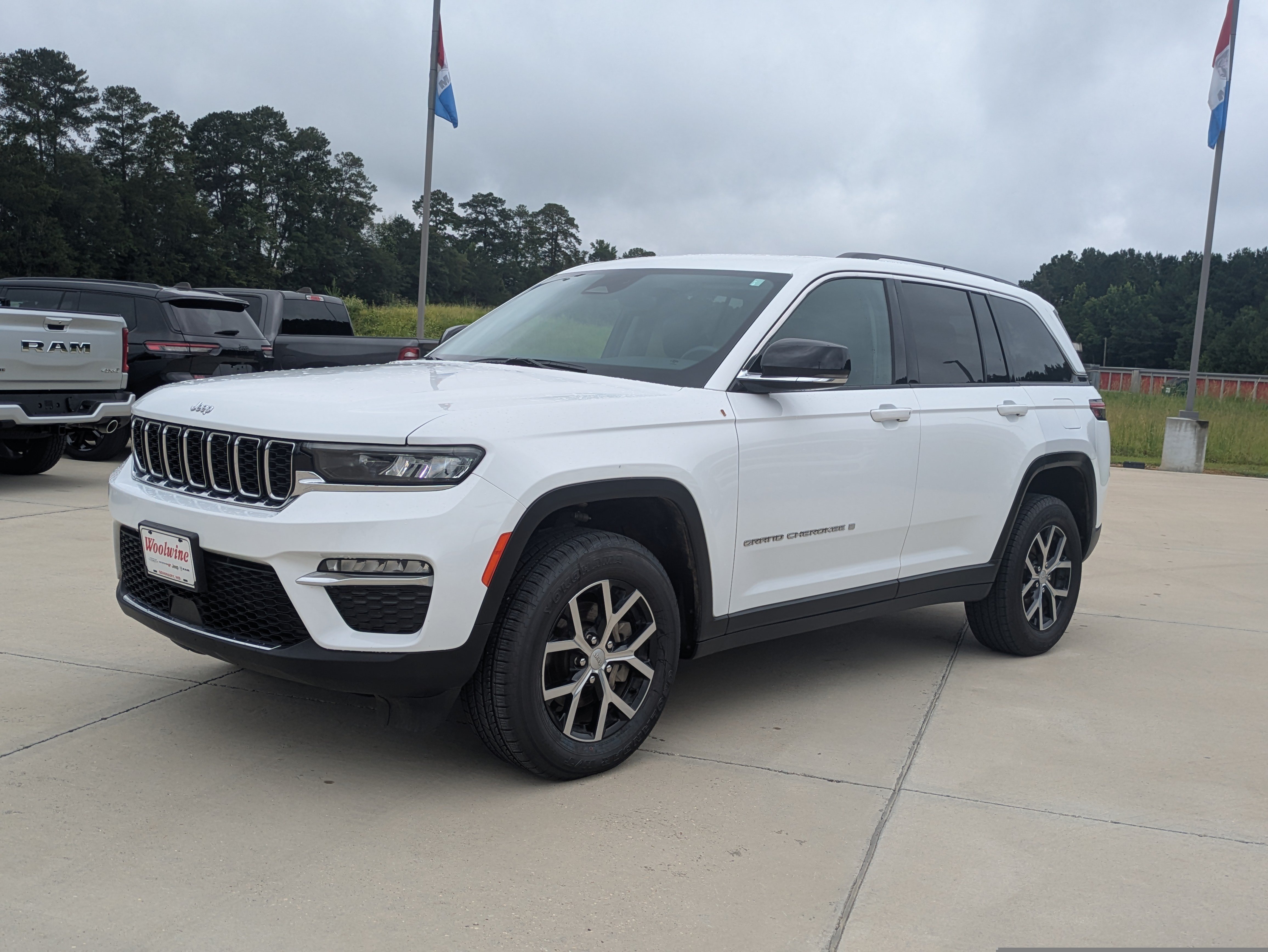 Used 2023 Jeep Grand Cherokee Limited AWD/4WD image 4
