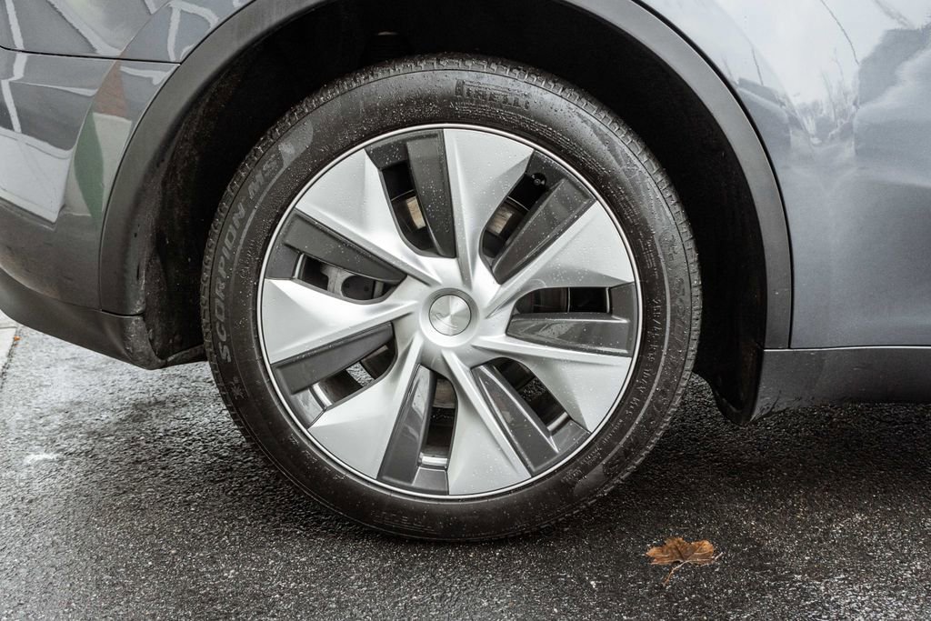 Used 2023 Tesla Model Y Long Range image 29