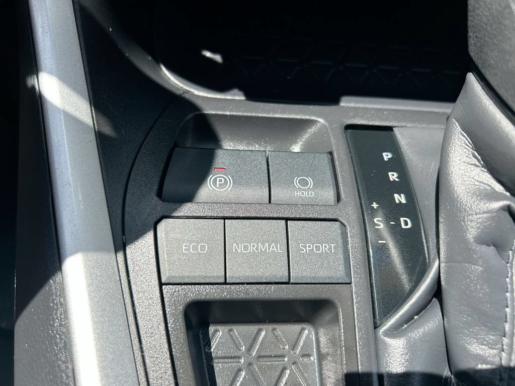 Used 2025 Toyota RAV4 XLE FWD image 34