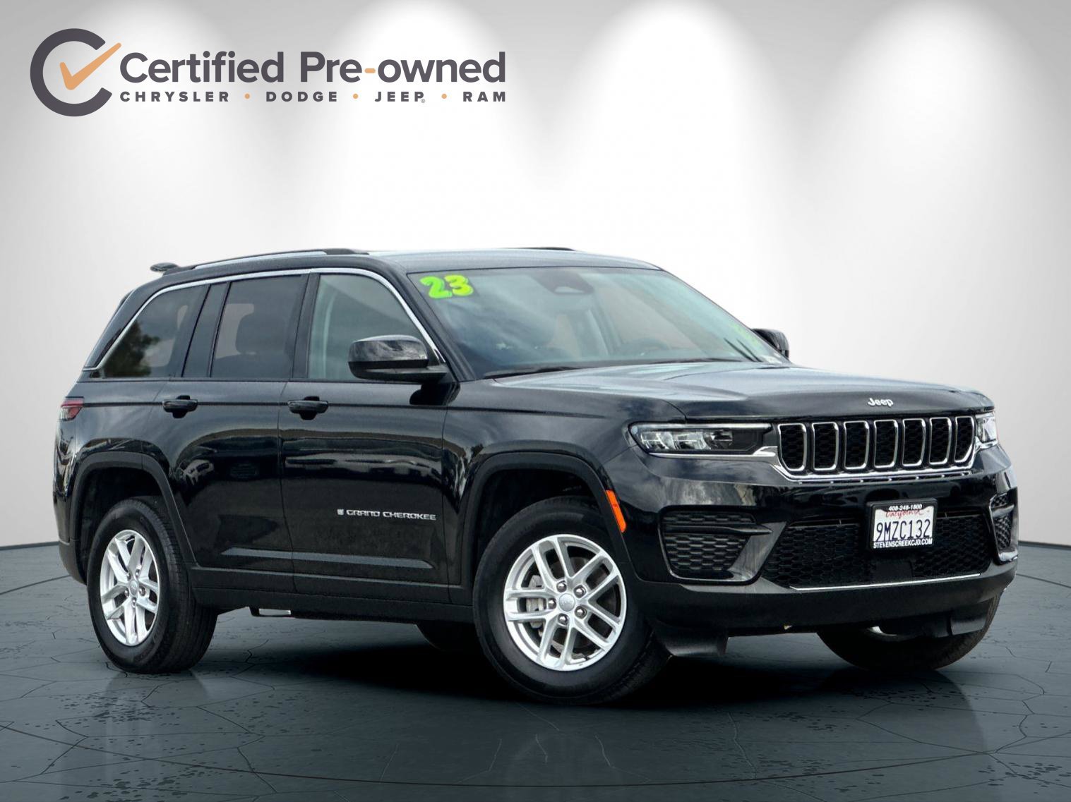 Used 2023 Jeep Grand Cherokee Laredo AWD/4WD image 2