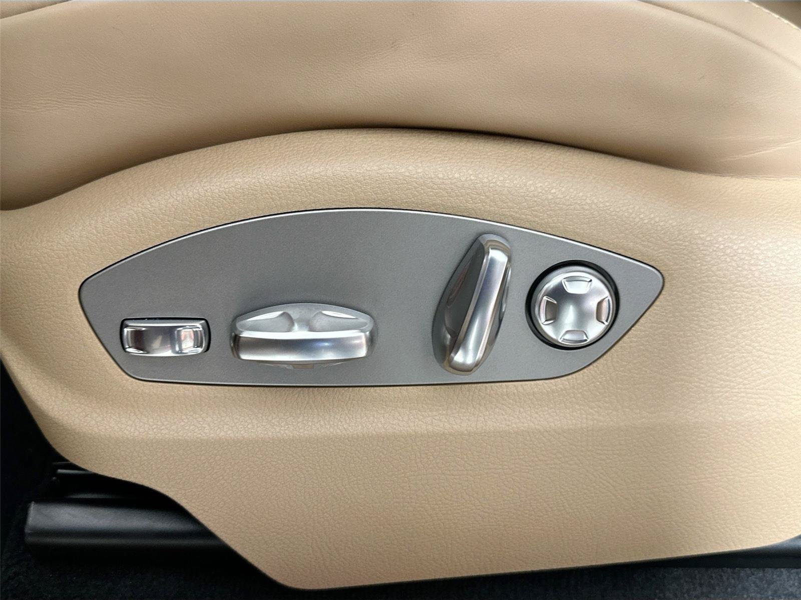 Certified 2026 Porsche Macan Turbo AWD/4WD image 32