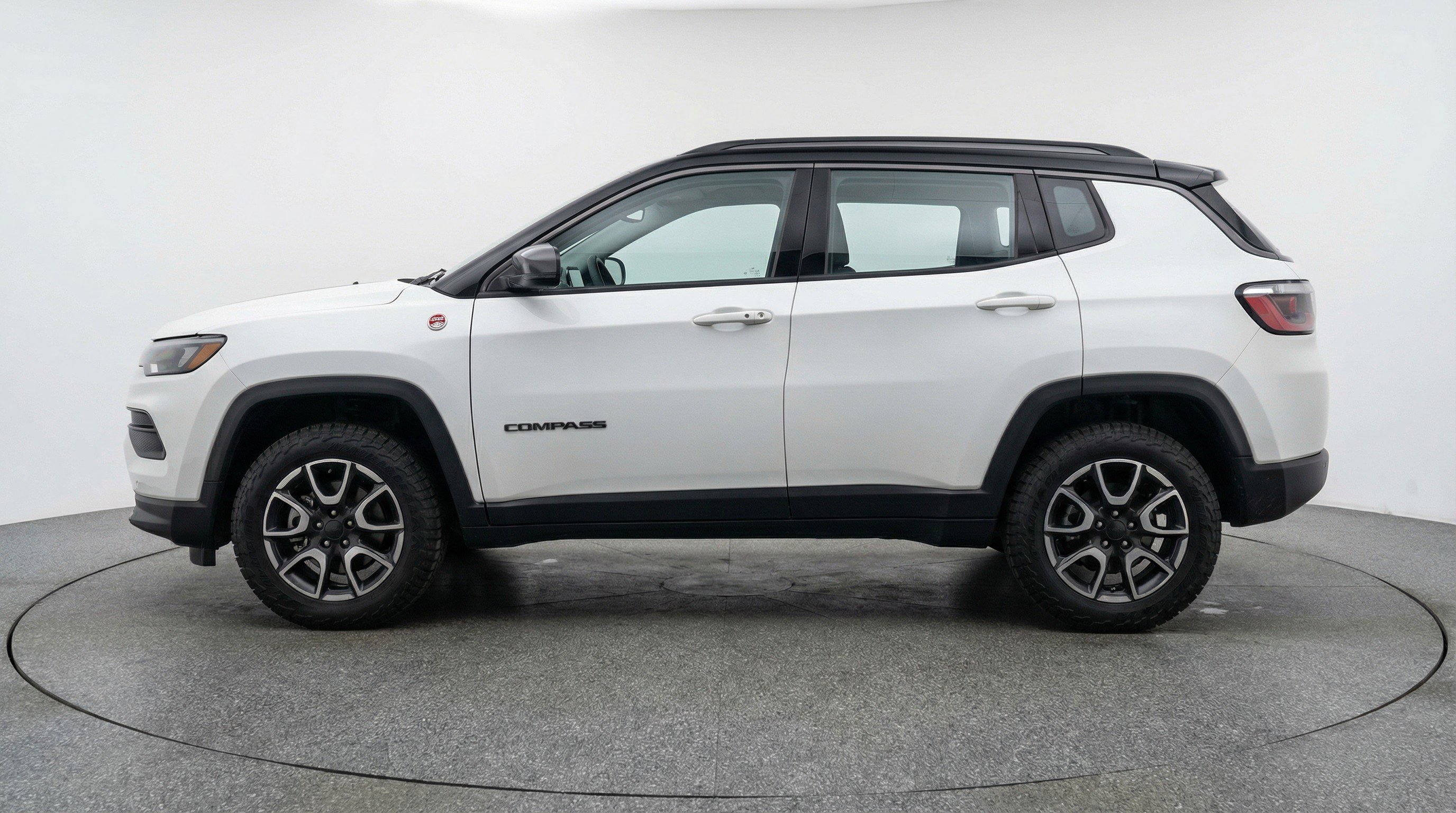 Used 2025 Jeep Compass Trailhawk image 5