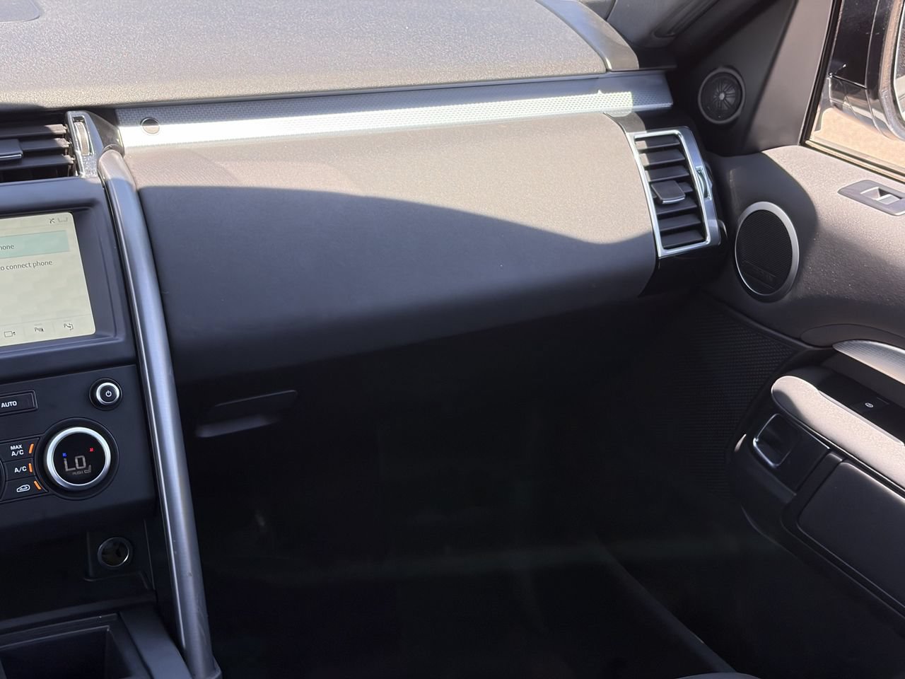 Used 2020 Land Rover Discovery Landmark AWD/4WD image 18