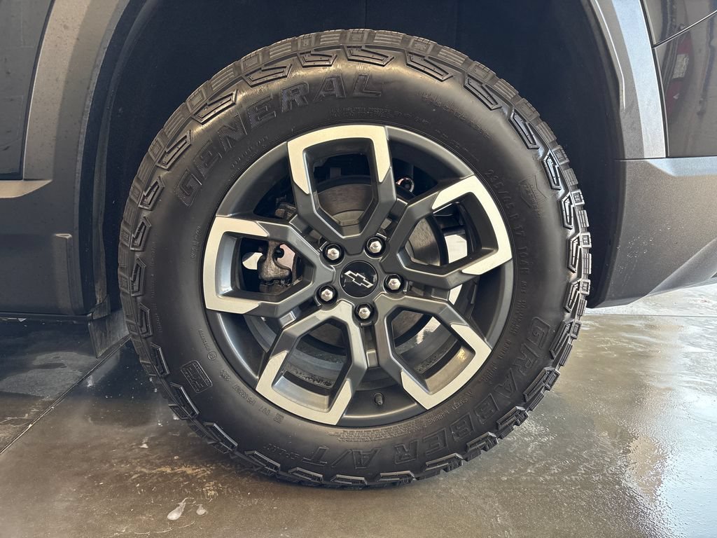 Used 2025 Chevrolet Equinox ACTIV w/ Safety and Technology Package AWD/4WD image 33