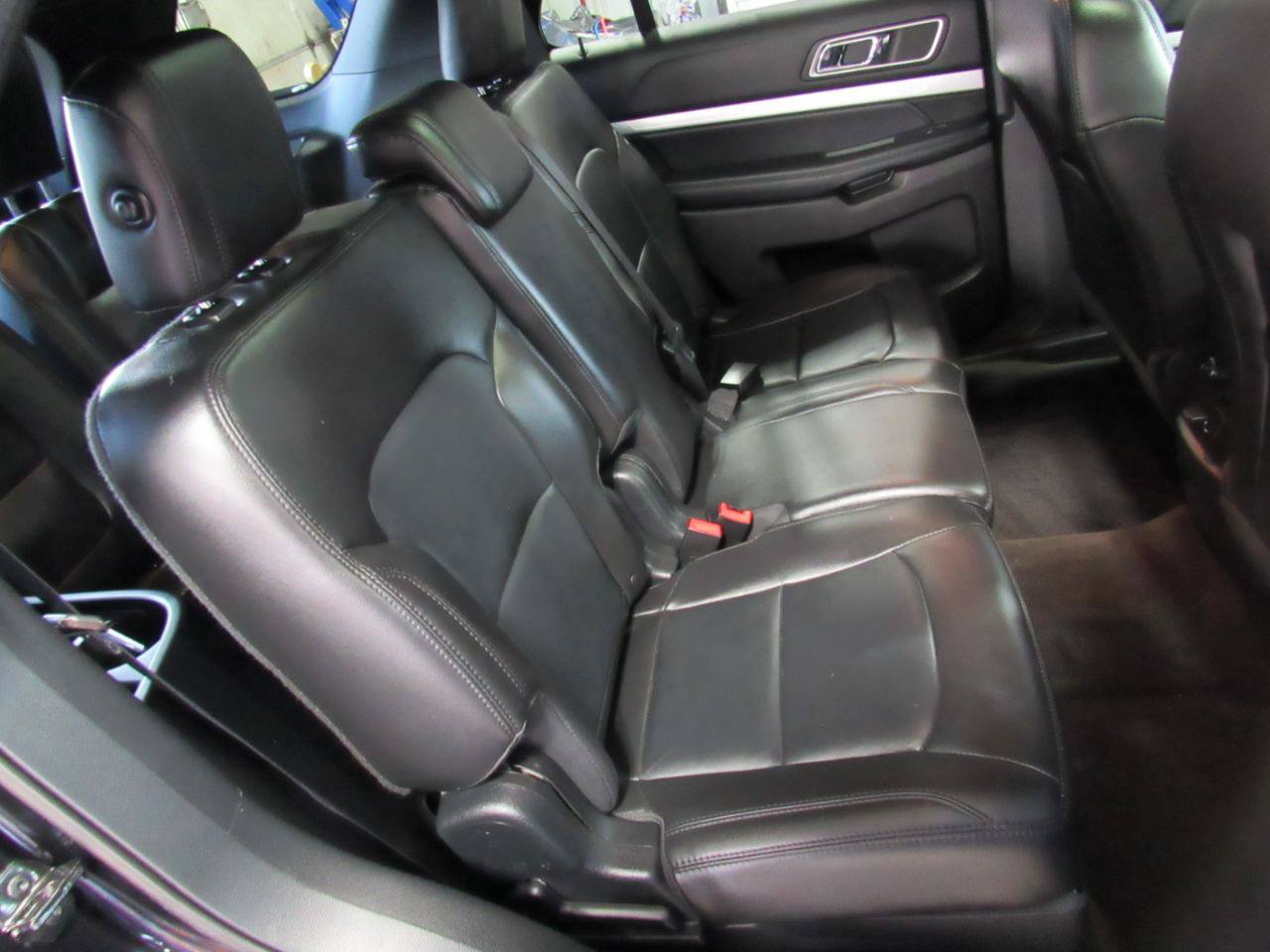 Used 2017 Ford Explorer XLT w/ Equipment Group 202A AWD/4WD image 28