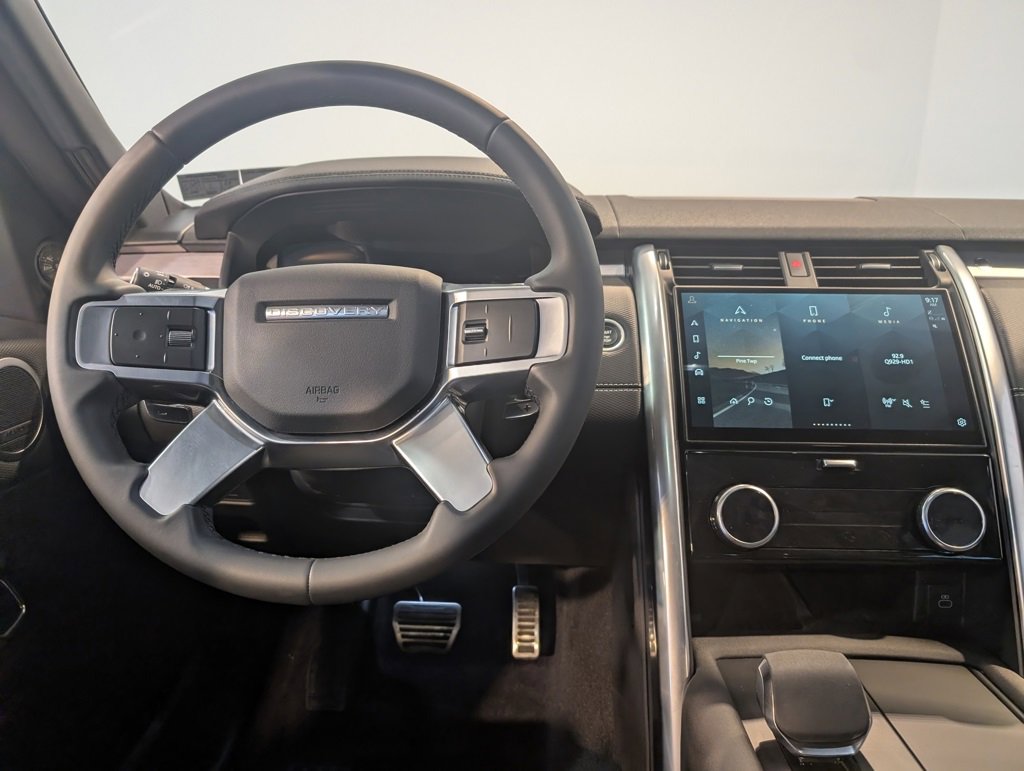 Used 2024 Land Rover Discovery Dynamic SE image 16