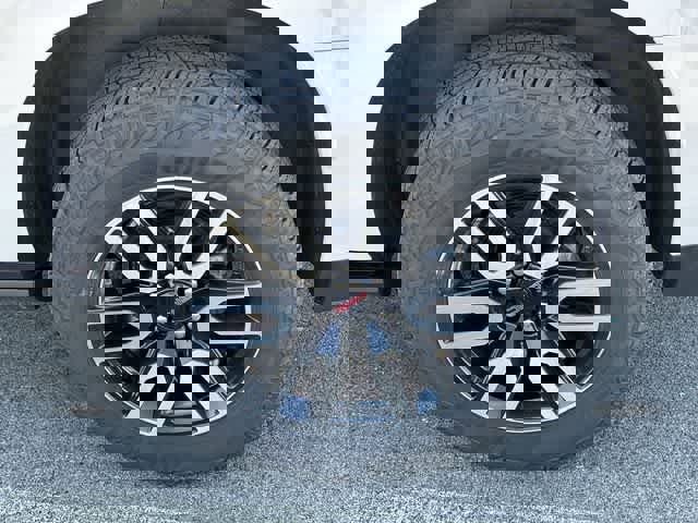 Used 2024 GMC Yukon XL AT4 w/ AT4 Premium Package image 4