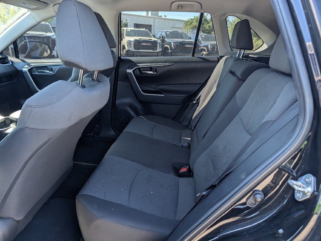 Used 2020 Toyota RAV4 XLE w/ XLE Grade Weather Package AWD/4WD image 28