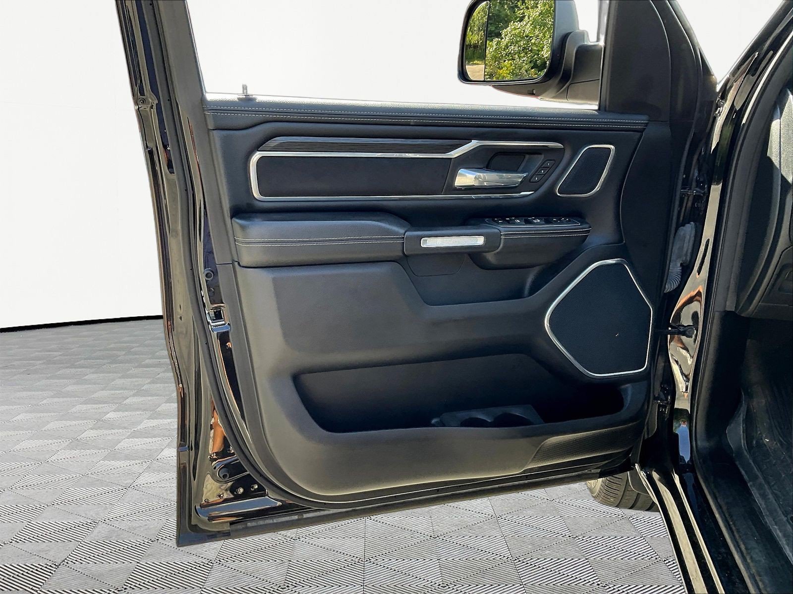 Used 2023 RAM 1500 Laramie AWD/4WD image 21