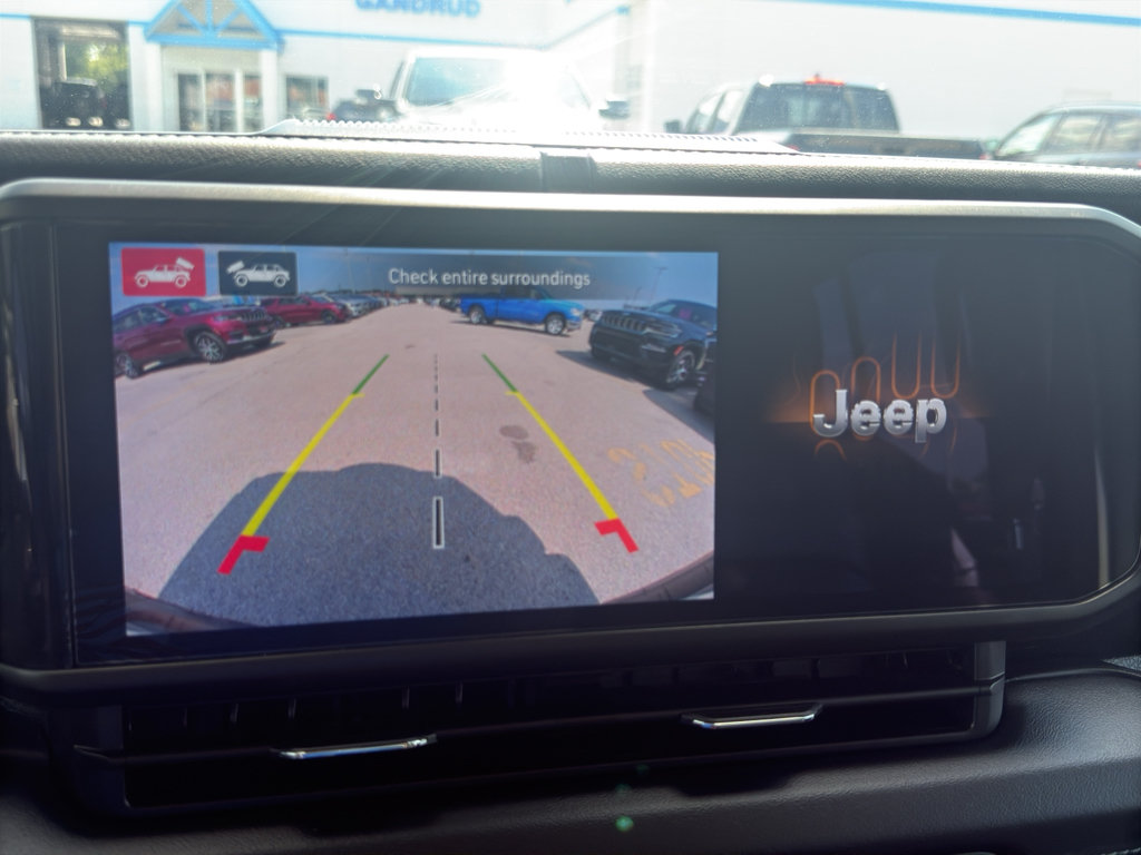 Used 2024 Jeep Wrangler Unlimited Sahara w/ Technology Group AWD/4WD image 18