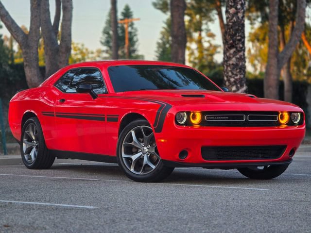 Used 2016 Dodge Challenger SXT w/ Driver Convenience Group RWD image 1