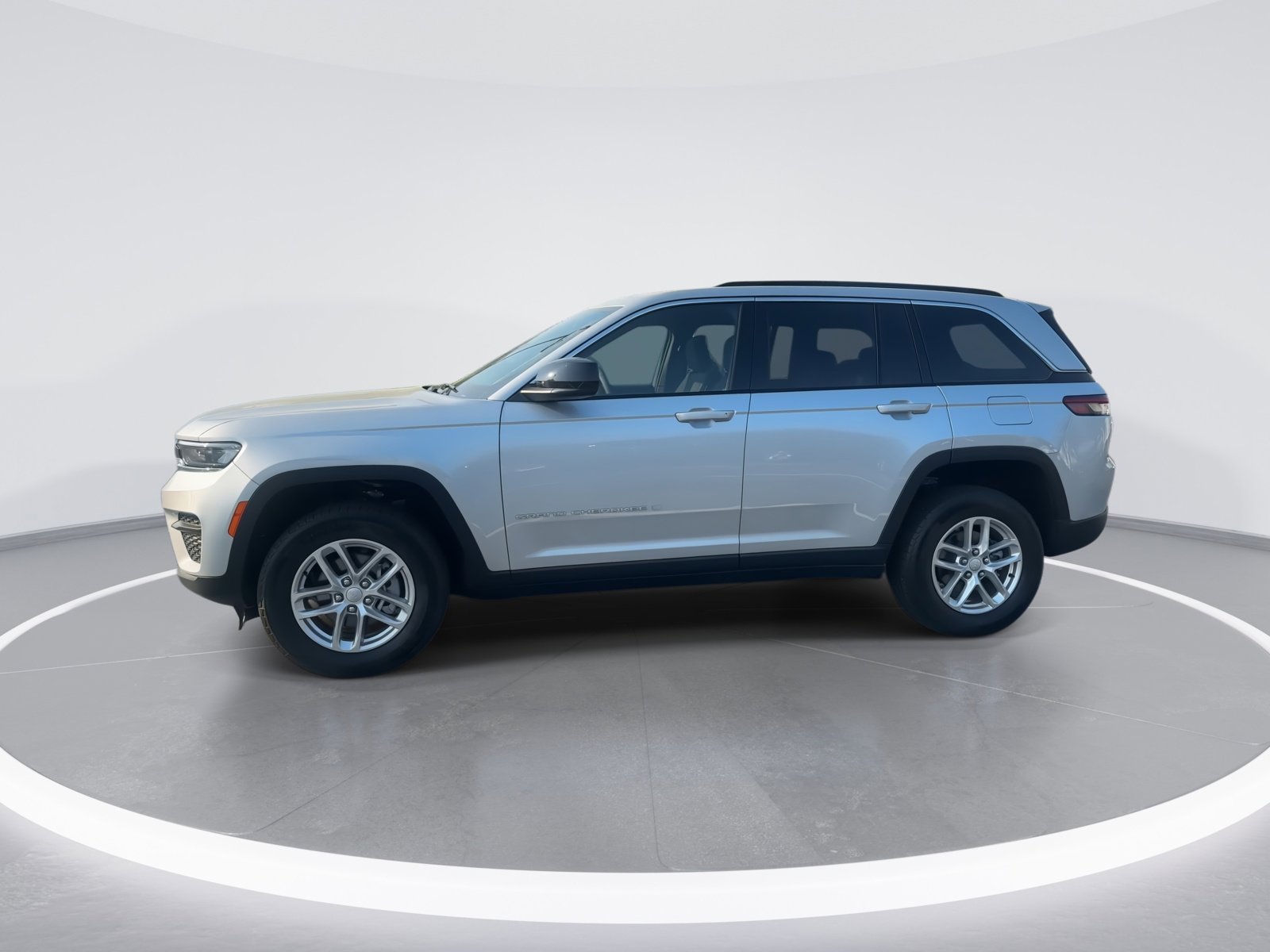 Used 2025 Jeep Grand Cherokee Laredo X image 6