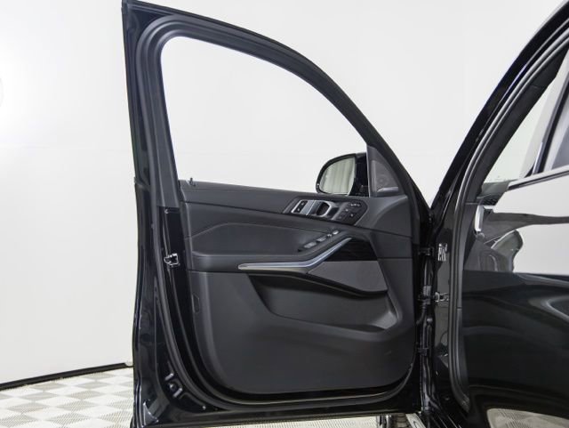 Used 2025 BMW X7 M60i w/ Climate Comfort Package image 5