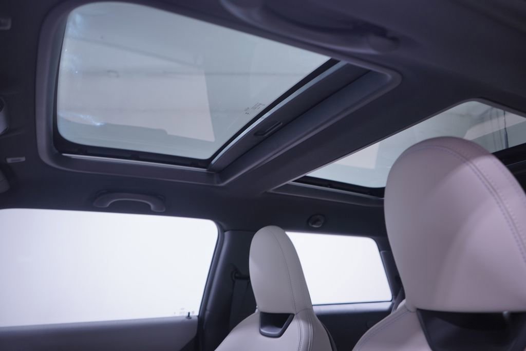 Used 2025 MINI Cooper 2-Door Hardtop image 8