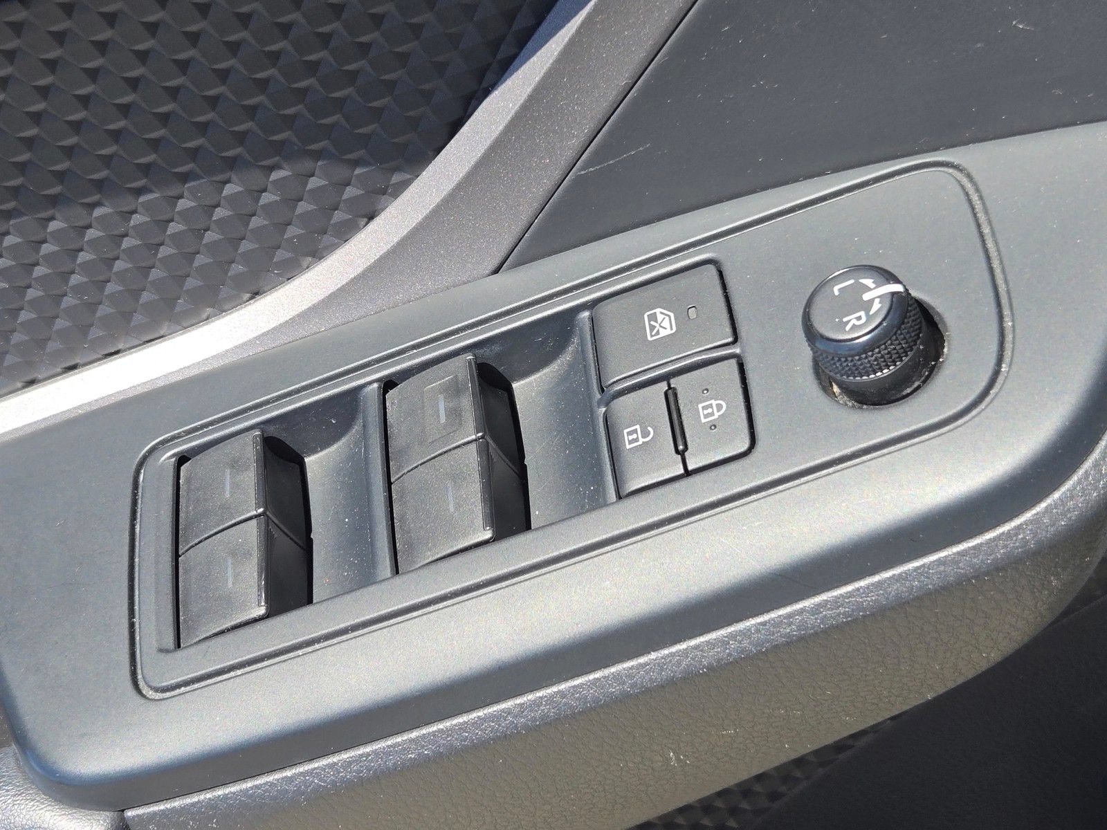 Used 2020 Toyota C-HR LE FWD image 22