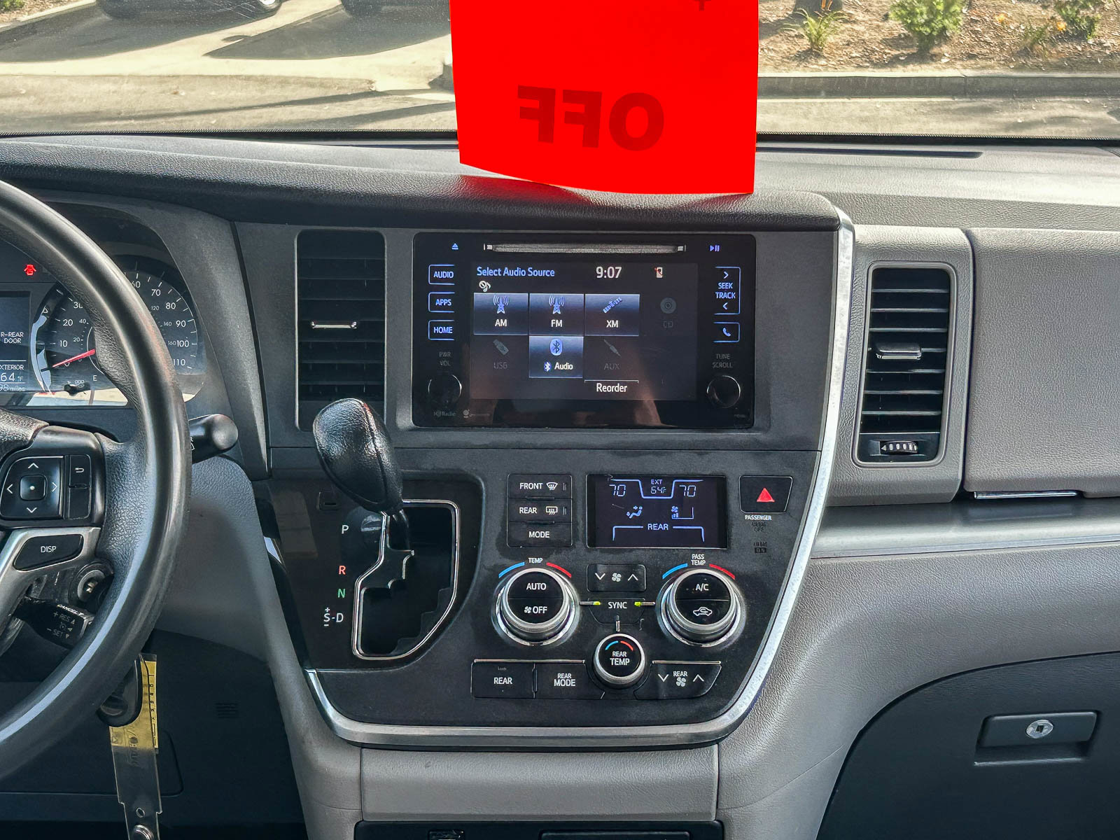 Used 2015 Toyota Sienna LE w/ Four Season Floor Mat Package image 13