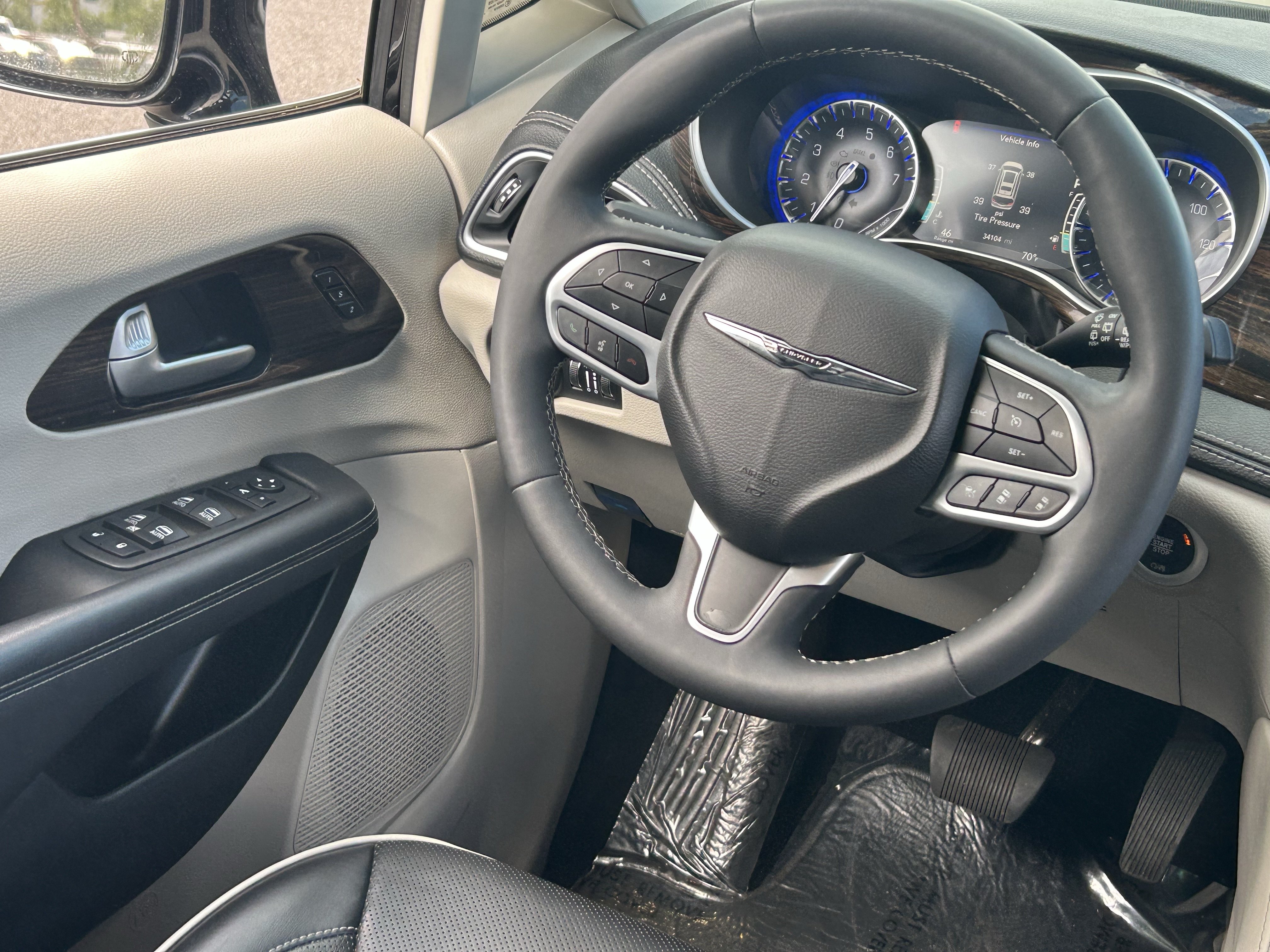 Used 2024 Chrysler Pacifica Limited FWD image 16