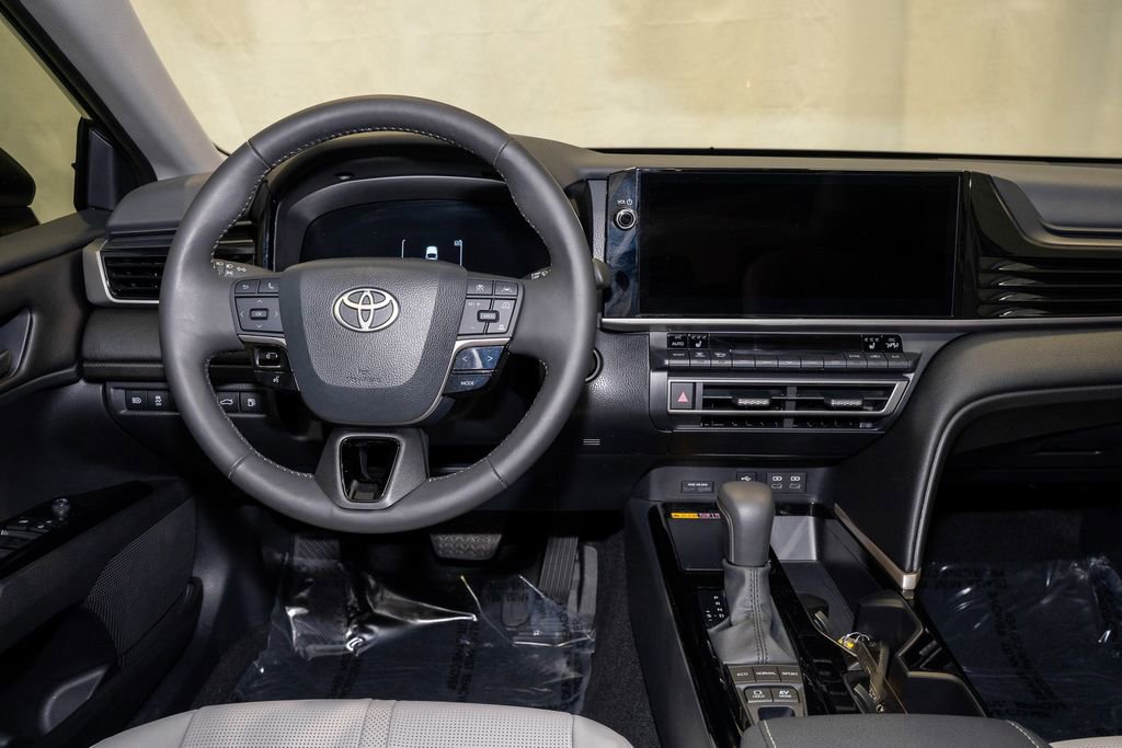 Used 2025 Toyota Camry XLE image 2