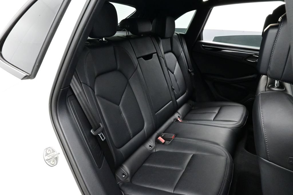 Certified 2025 Porsche Macan AWD/4WD image 17