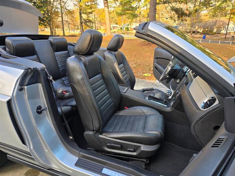 Used 2010 Ford Mustang Convertible image 6