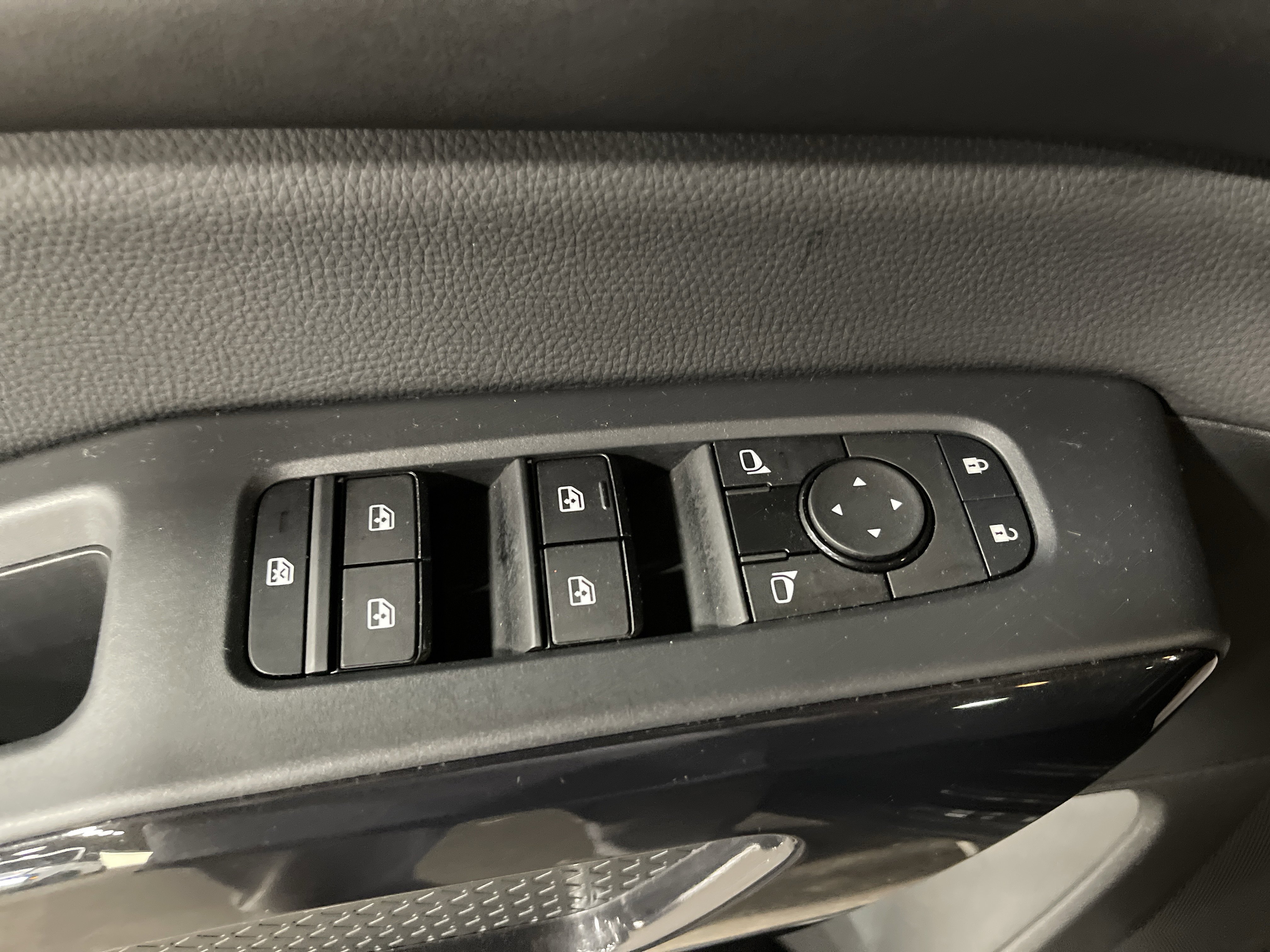 Used 2024 Nissan Pathfinder S image 8