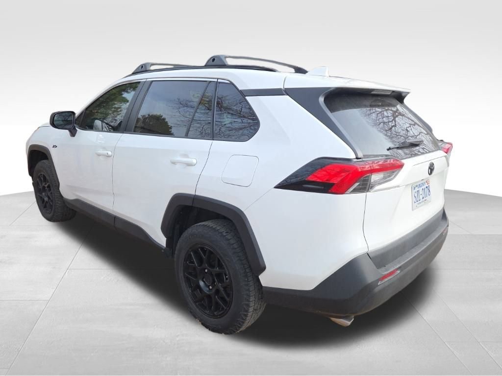 Used 2021 Toyota RAV4 LE image 2