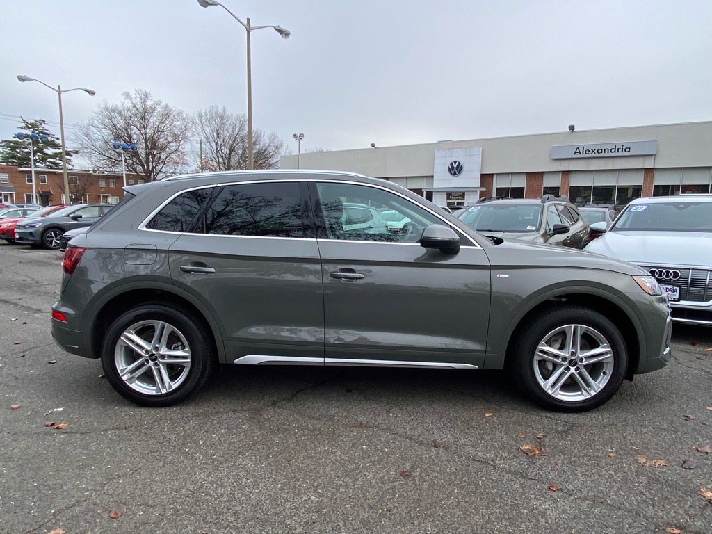 Used 2024 Audi Q5 e Premium w/ Convenience Package image 2