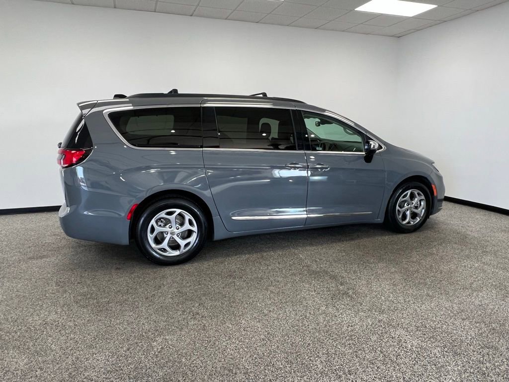 Used 2023 Chrysler Pacifica Limited image 23