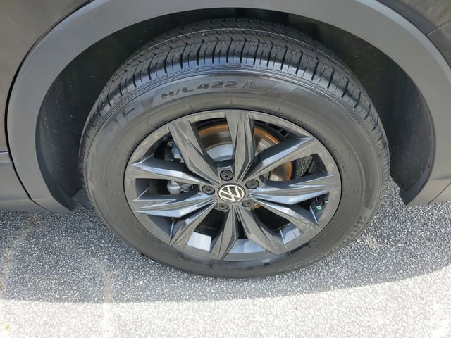 Used 2024 Volkswagen Tiguan SE w/ Panoramic Sunroof Package FWD image 9