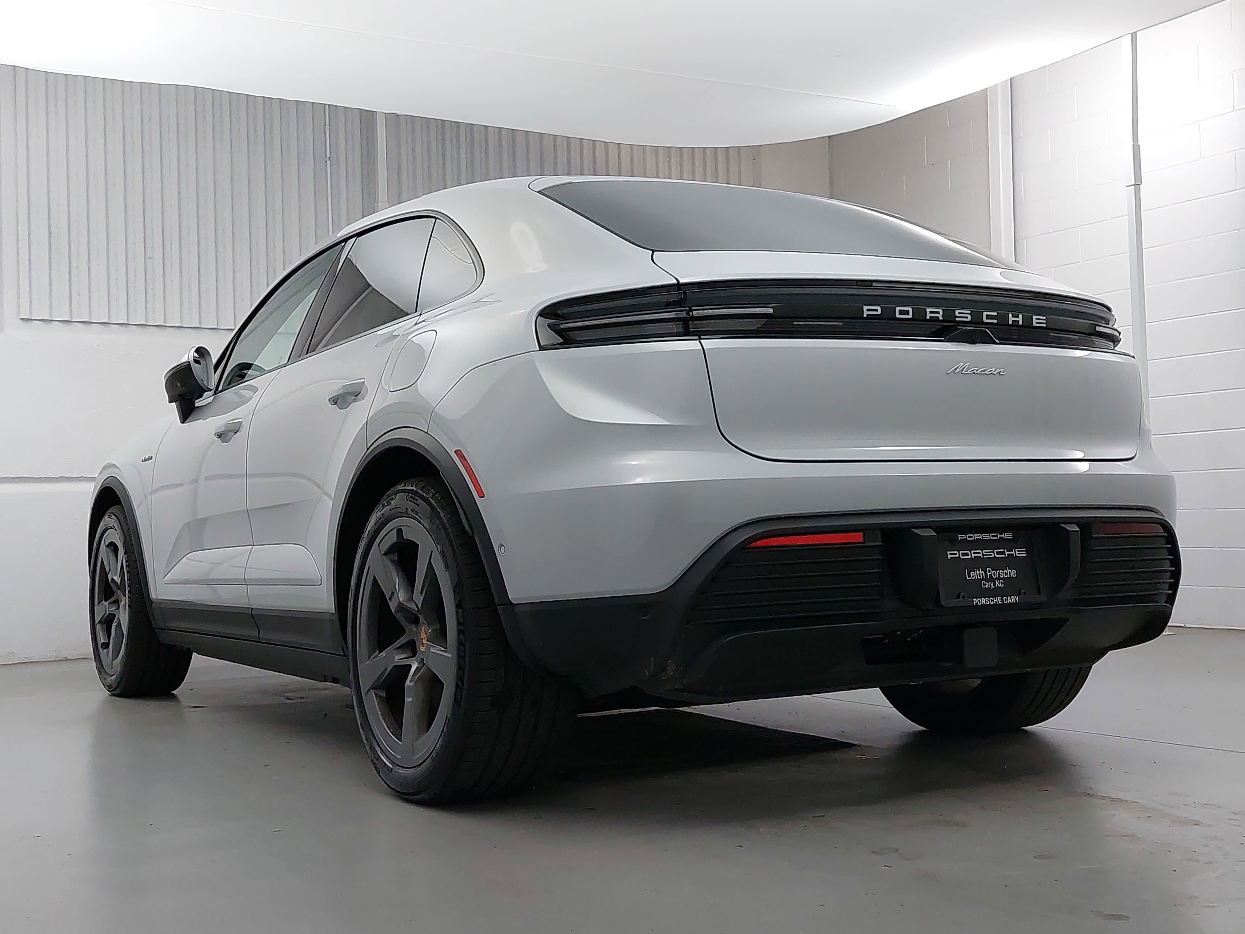 Certified 2025 Porsche Macan Electric RWD image 3