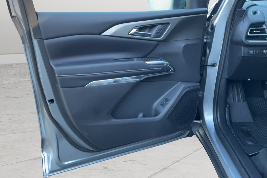 New 2027 Chevrolet Traverse LT w/ LPO, Floor Liner Package FWD image 9