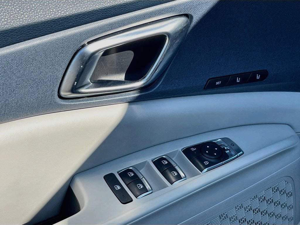 Certified 2026 Kia Carnival EX FWD image 12