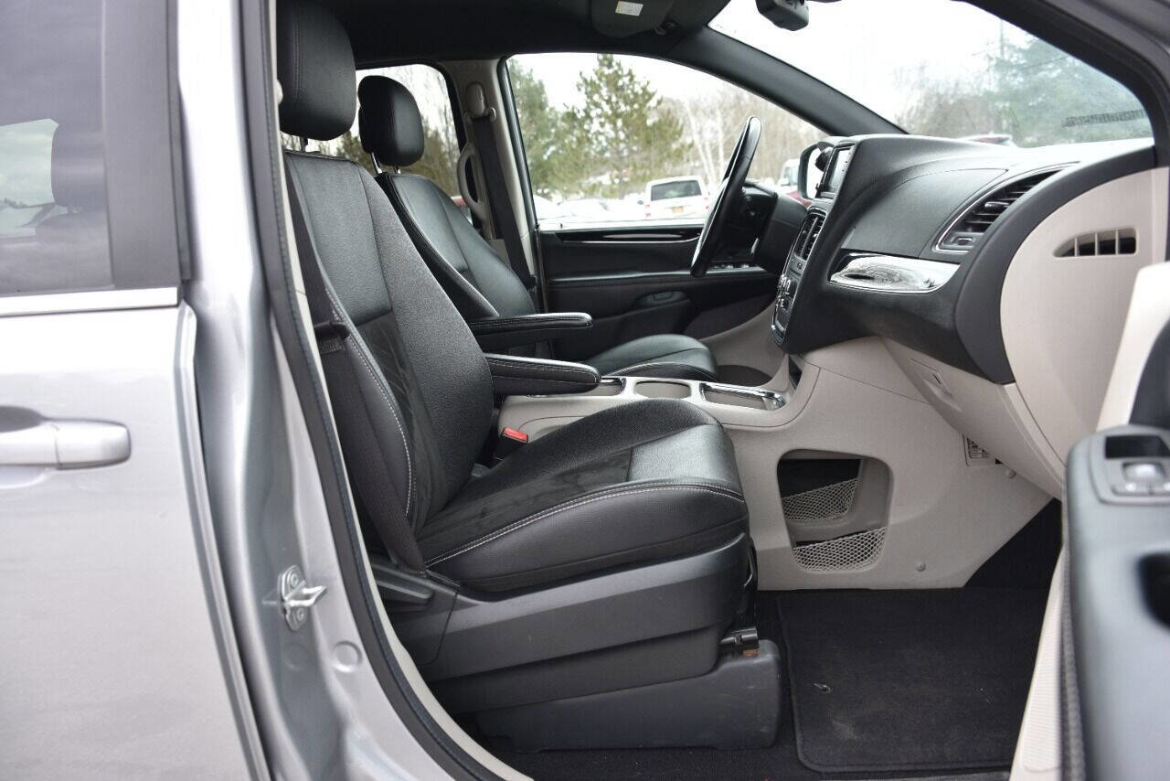 Used 2019 Dodge Grand Caravan SXT image 9