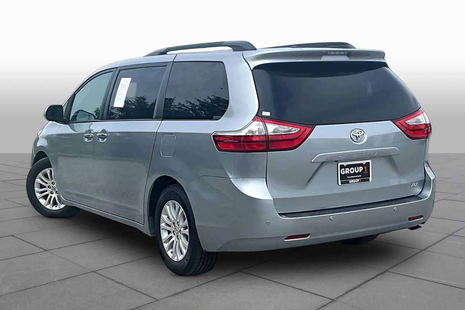 Used 2017 Toyota Sienna XLE w/ XLE Navigation Package FWD image 12
