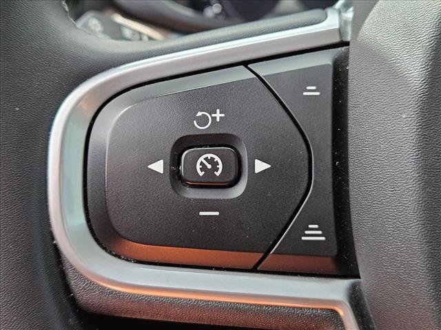 Used 2022 Volvo XC60 B5 Momentum w/ Advanced Package FWD image 24
