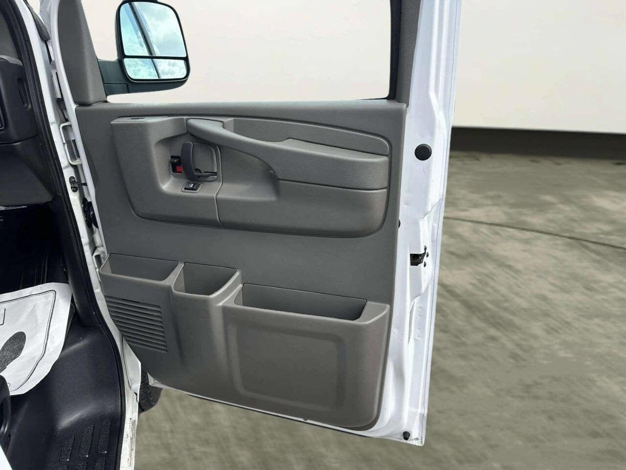 Used 2014 Chevrolet Express 2500 image 19