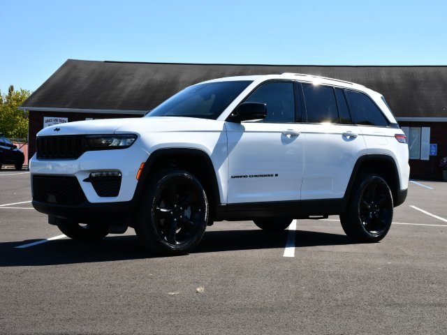 Used 2025 Jeep Grand Cherokee Limited w/ Black Appearance Package image 2