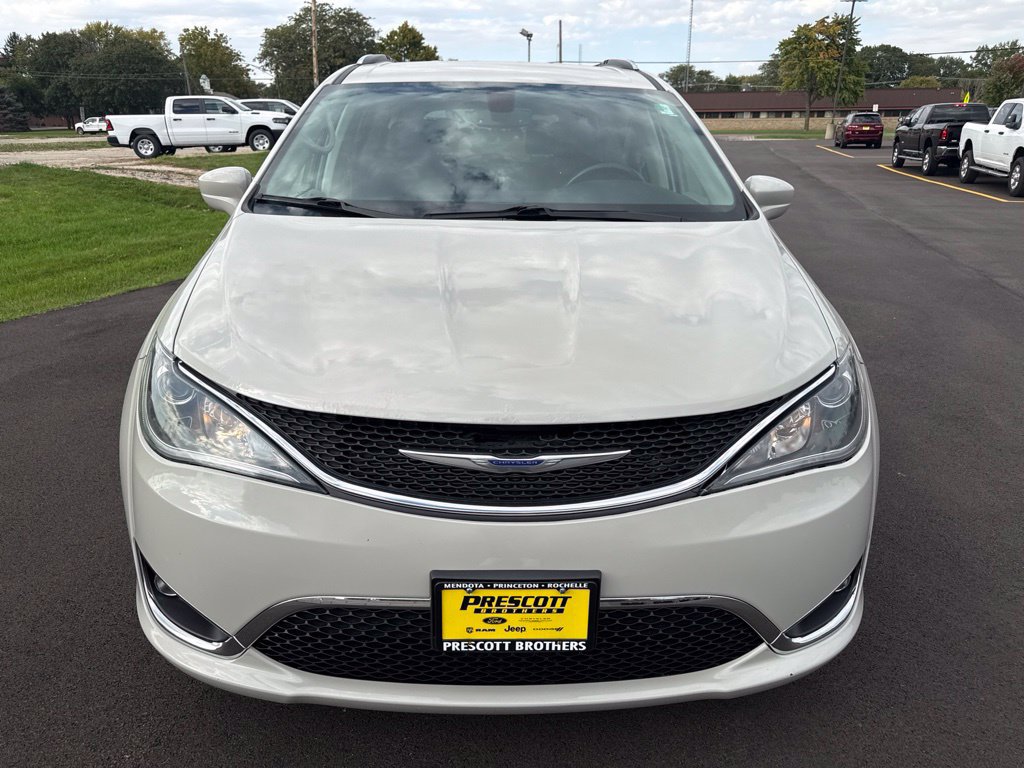 Used 2020 Chrysler Pacifica Touring-L Plus FWD image 3